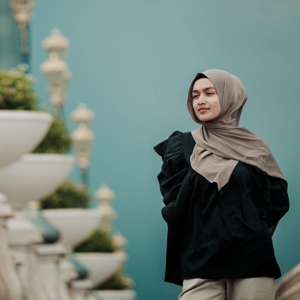 Model mengenakan kerudung/pashmina bahan kain spandex rayon tencel Cita Sandang